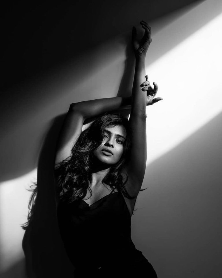 horny-black-and-white-photography-hebah-patel-sexy-hot-photoshoot-stills
