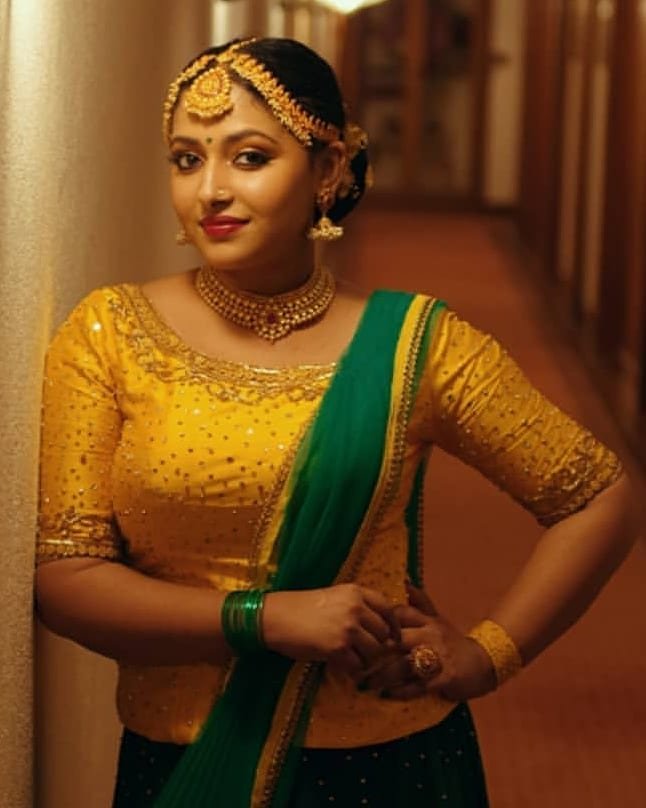 Podhu-Nalan-Karudhi-Actress-mallu-bboby-babe-Anusithara-malayali-actress-photo-gallery