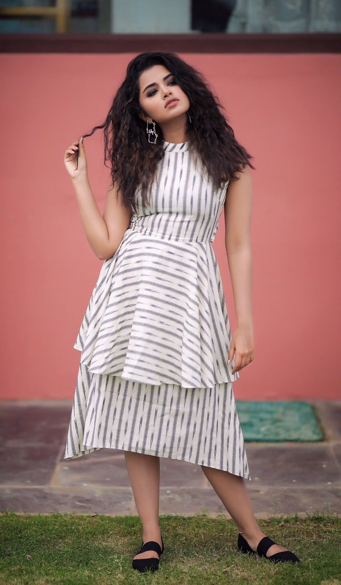 Gorgeous mallu teen actress Anupama Parameswaran photoshoot pictures